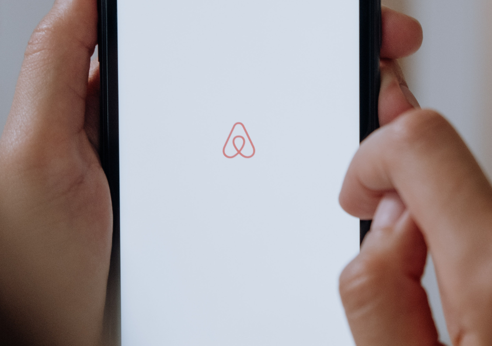 Telefoonscherm met Airbnb logo