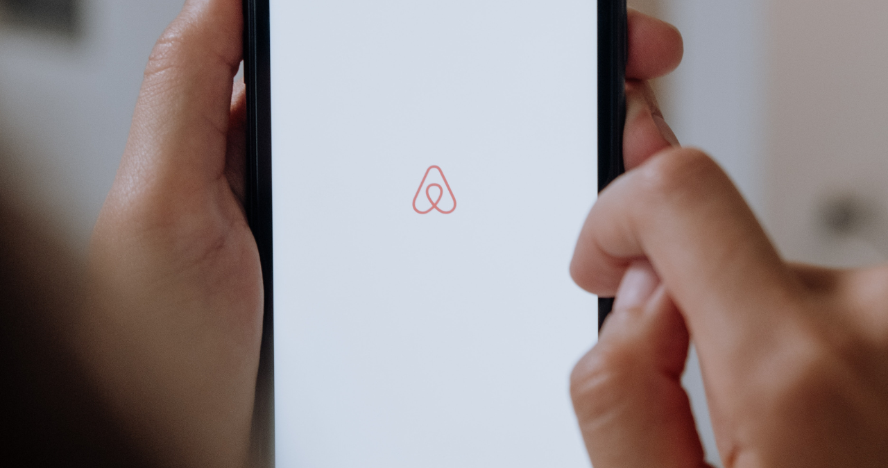 Telefoonscherm met Airbnb logo