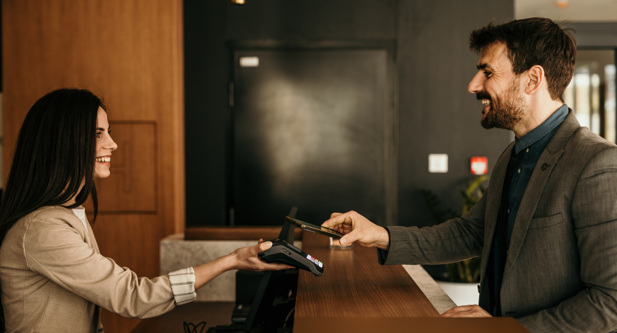 hotelgasten betalen bij de receptie